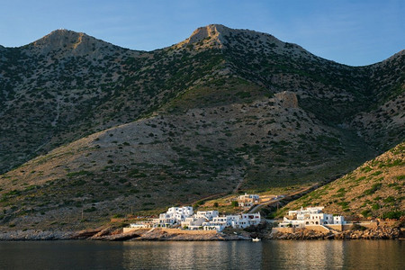 卡马尔斯镇在西弗诺斯岛日落。希腊Kamares镇与传统的白色房子在Sifnos岛上日落。希腊