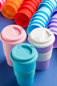 收集彩色可重复使用的杯子