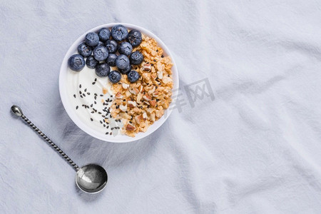 水果燕麦摄影照片_美味的酸奶碗配蓝莓燕麦
