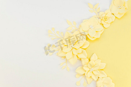 黄色春天纸花白色背景