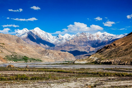valley摄影照片_印度喜马偕尔邦喜马拉雅山脉的斯皮提山谷。印度喜马偕尔邦喜马拉雅山的Spiti Valley