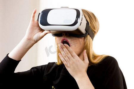 女子戴虚拟现实眼镜耳机，虚拟现实盒。连接，技术，新一代和进步概念。戴VR护目镜的女人