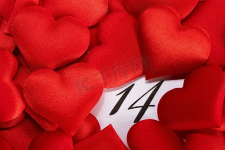 2.14折纸摄影照片_2月14日日历日期在红心情人节庆祝。2月14日日期在心中