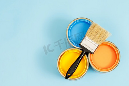 以及摄影照片_油漆罐和画笔以及如何选择完美的室内涂料颜色和健康