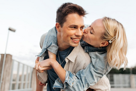 暑假，爱情和人的概念-幸福的年轻情侣在屋顶上亲吻和拥抱。幸福的年轻夫妇在屋顶上亲吻和拥抱