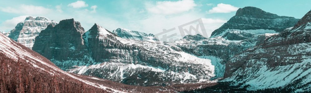 在美国蒙大拿州的冰川国家公园，冬天，风景秀丽的山峰。Instagram滤镜
