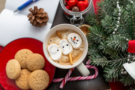 雪人摄影照片_圣诞节，冬季假期和休闲概念—关闭棉花糖雪人在咖啡杯。棉花糖雪人在一杯咖啡在圣诞节