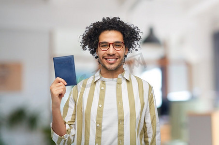 文件和人的概念—微笑的男子护照超过办公室背景。带护照的微笑男子在办公室