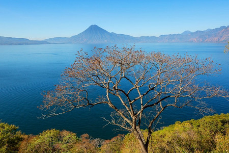 美丽的阿提特兰湖和火山在危地马拉，中美洲高地
