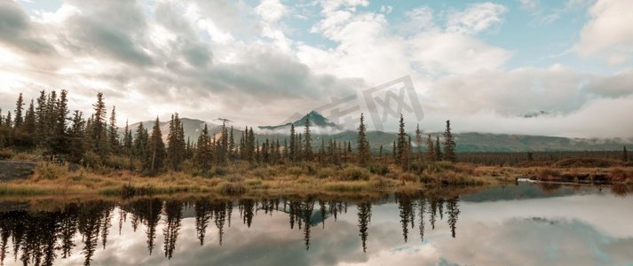 山水宁静摄影照片_阿拉斯加冻土带的宁静湖。