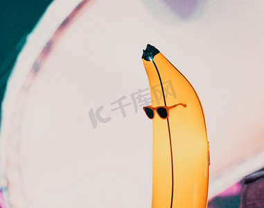 戴墨镜的香蕉在演唱会上