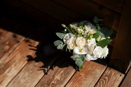 婚礼气球美陈摄影照片_优雅的婚礼花束新鲜的天然花卉和绿色植物
