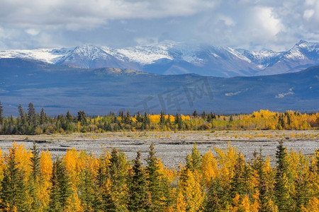 加拿大山区美丽的秋天。秋季背景。