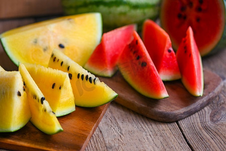 黄西瓜摄影照片_特写甜瓜片新鲜西瓜热带夏季水果，红黄相间的西瓜片放在木板和盘子上