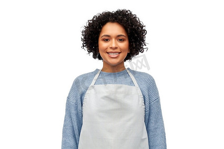 烹饪，烹饪和人的概念—在围裙的愉快的微笑的妇女在白色背景微笑的妇女围裙在白色背景