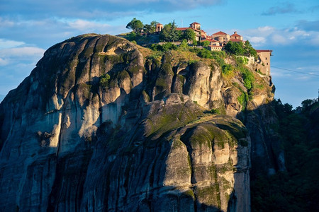 组织架构摄影照片_日出，希腊著名旅游目的地迈泰奥拉的大迈泰隆修道院栖息在悬崖上。希腊Meteora修道院