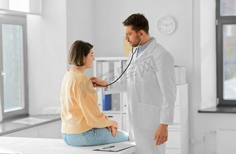 医学,医疗保健和人的概念-带听诊器的男医生和医院的女病人.