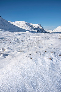 美丽的冬季风景蓝天图片沿着格伦科·兰诺奇摩尔山谷，周围是积雪覆盖的山脉