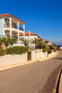 从底部俯瞰美丽的沙色橙色房屋。小城镇中的希腊、地中海建筑..希腊城镇住宅建筑