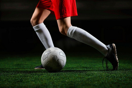 足球logo设计摄影照片_女子足球运动员跑球