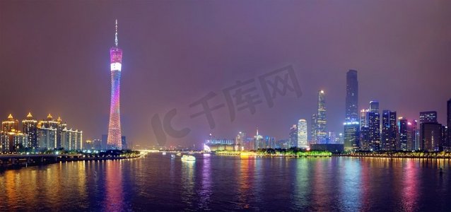 广州城市景观天际线珠江在晚上的全景照明。中国广州广州天际线。中国广州