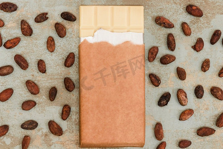 分散框摄影照片_分散的可可豆与白色巧克力棒垃圾背景
