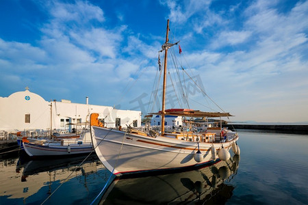 日出在纳乌萨港的渔船。希腊，帕罗斯。Naousa港口的渔船。Paros lán，希腊