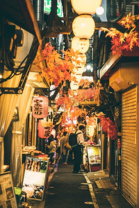 街道夜摄影照片_街道夜城市与灯的人