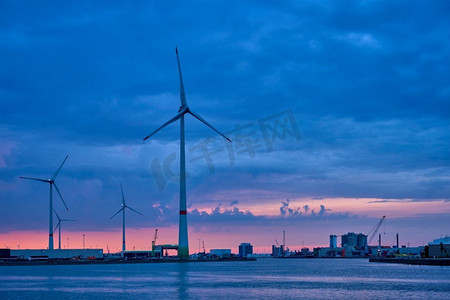 傍晚，安特卫普港口的风力涡轮机为发电机提供动力。比利时安特卫普安特卫普港口的风力涡轮机在晚上