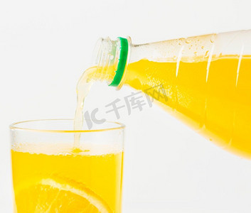 正视图橙汁被倒玻璃从瓶子