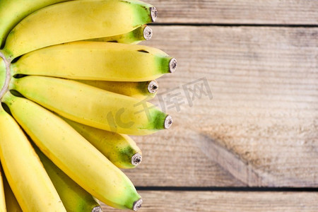 新鲜的香蕉在木背景，成熟的香蕉在地板—顶视图 
