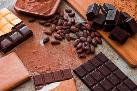 巧克力囊肿摄影照片_俯瞰可可粉生豆巧克力棒
