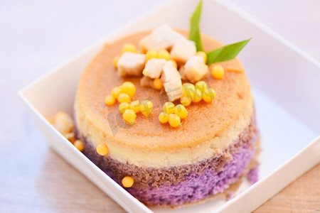 吃蛋糕摄影照片_芋头蛋糕顶视图糖果甜点，泰国绿豆蛋奶冻，自制蛋糕盒