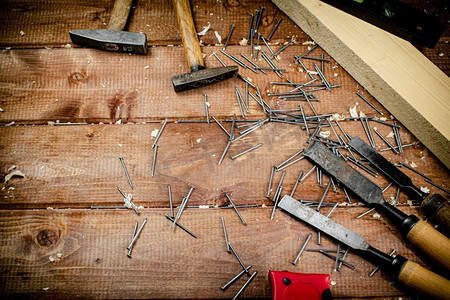 工作工具。凿子，锤子和钉子。在一个木制的背景。高质量的照片。工作工具。凿子，锤子和钉子。 