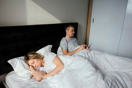 丈夫使用手机，而妻子正在睡觉2