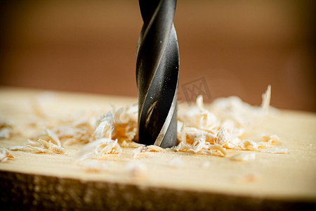 钻屑摄影照片_一块木头上钻了削屑。在一个木制的背景。高质量的照片。一块木头上钻了削屑。 