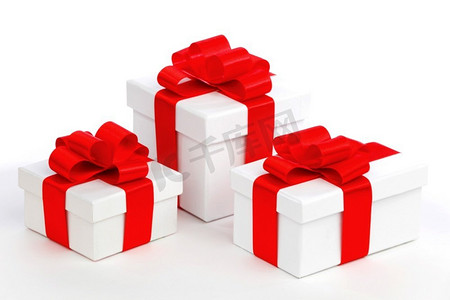 包裹丝带摄影照片_节日礼物用白纸包裹，配上红色的丝带，白色隔开。节日礼物