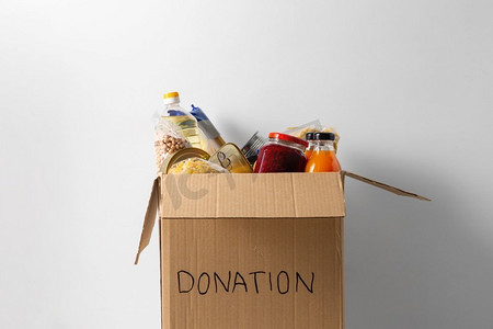 社会实践冬摄影照片_慈善，支持和概念—捐赠箱中的食物特写。捐赠箱中的食物特写