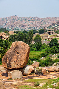 sule摄影照片_巨大的巨石和古老的遗迹在汉比。去Vittala Temple Sule Bazaar，Hampi，卡纳塔克邦，印度.汉皮遗址