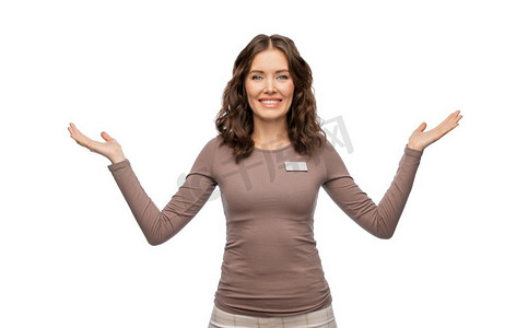 销售，购物和商业概念—愉快的女性店员有名字标签在白色背景快乐的女店员与姓名标签