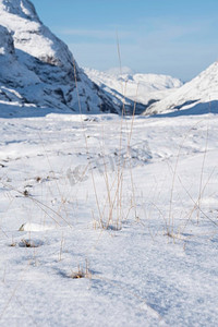 美丽的冬季风景蓝天图片沿着格伦科·兰诺奇摩尔山谷，周围是积雪覆盖的山脉