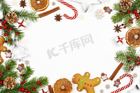 圣诞背景的边框装饰和糖果孤立在白色上。装饰和糖果构成的圣诞框架