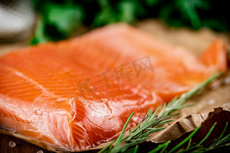 腌鲑鱼片。宏观背景。高质量的照片。腌鲑鱼片。宏观背景。