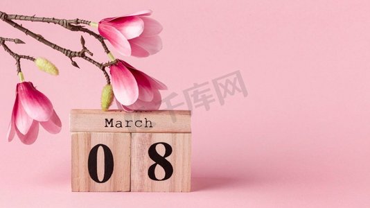 粉红色字体框摄影照片_前视图3月8日字体与粉红色花朵复制空间