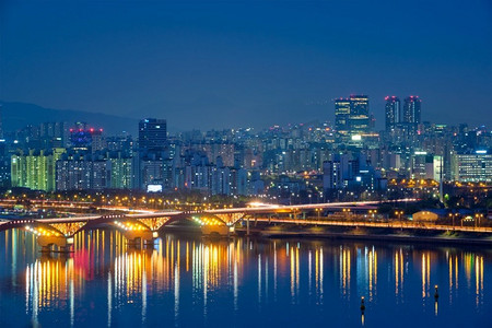 汉城夜景在晚上照亮了汉江。韩国首尔首尔夜景，韩国