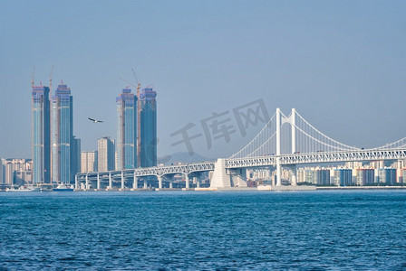 韩国釜山的光岸大桥。韩国釜山的光岸大桥和摩天大楼