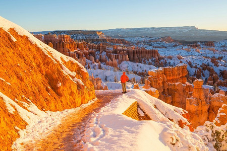 徒步旅行在布莱斯峡谷国家公园在冬季，犹他州，美国