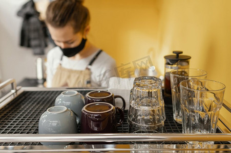 女咖啡师与面具工作咖啡店