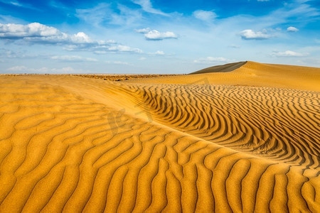 thar摄影照片_萨姆塔尔沙漠的沙丘在美丽的天空下。印度拉贾斯坦邦。沙漠中的沙丘