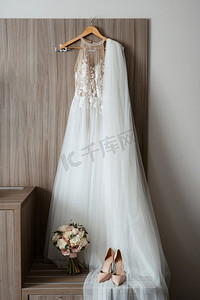 中石花边摄影照片_把新娘穿上一件有紧身胸衣和花边的婚纱